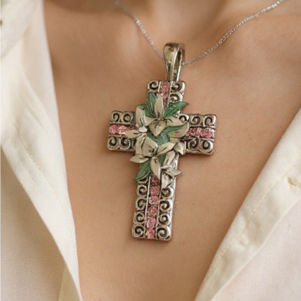 Crystal & Silvertone Cross with Lillyies & Magnetic Bale